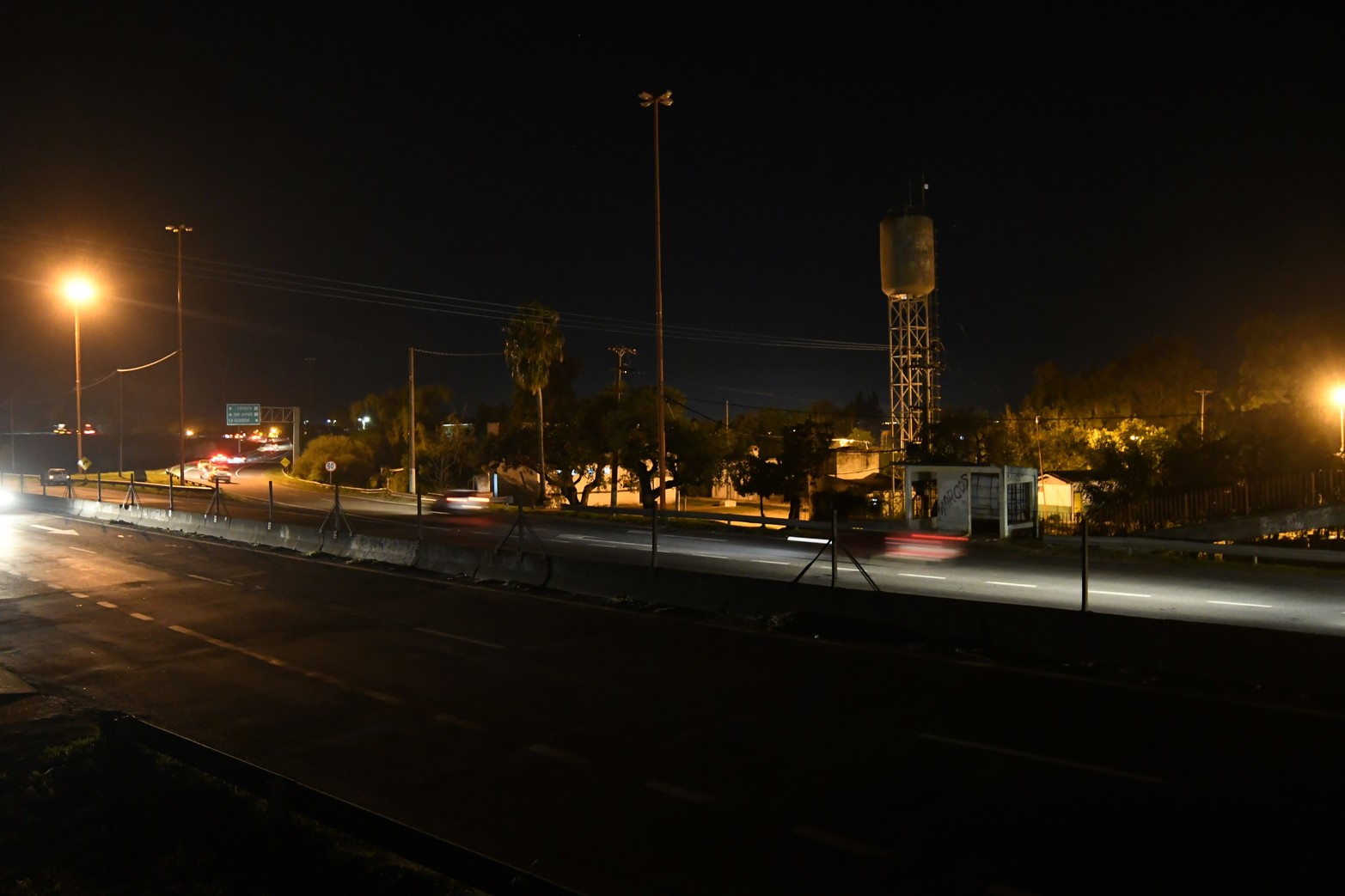 Desde la Bajada Distefano hacia La Guardia también es casi nula la iluminación. Otro tramo de intensa circulación con escasa iluminación.