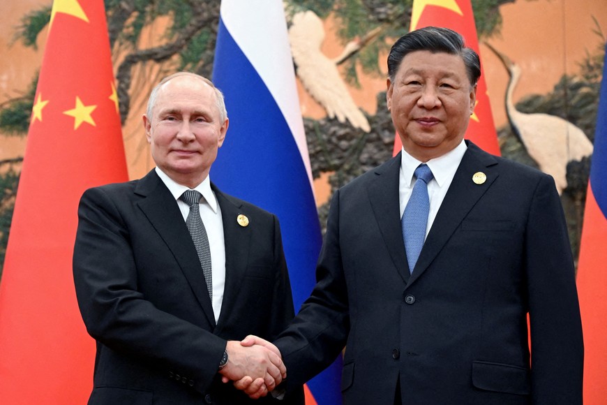 FILE PHOTO: Russian President Vladimir Putin shakes hands with Chinese President Xi Jinping during a meeting at the Belt and Road Forum in Beijing, China, October 18, 2023. Sputnik/Sergei Guneev/Pool via REUTERS ATTENTION EDITORS - THIS IMAGE WAS PROVIDED BY A THIRD PARTY./File Photo