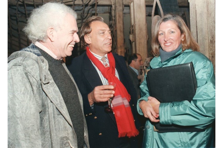 Muestra de Calanchini en el Puerto de Santa Fe: Hugo Riom, Oscar Simonutti y María Inés Fenes, protagonistas de la vida cultural de ese tiempo.