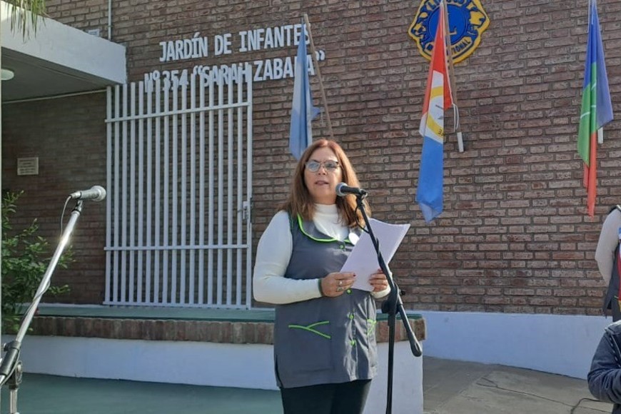 La directora, Graciela Zago, haciendo los agradecimientos durante la ceremonia.