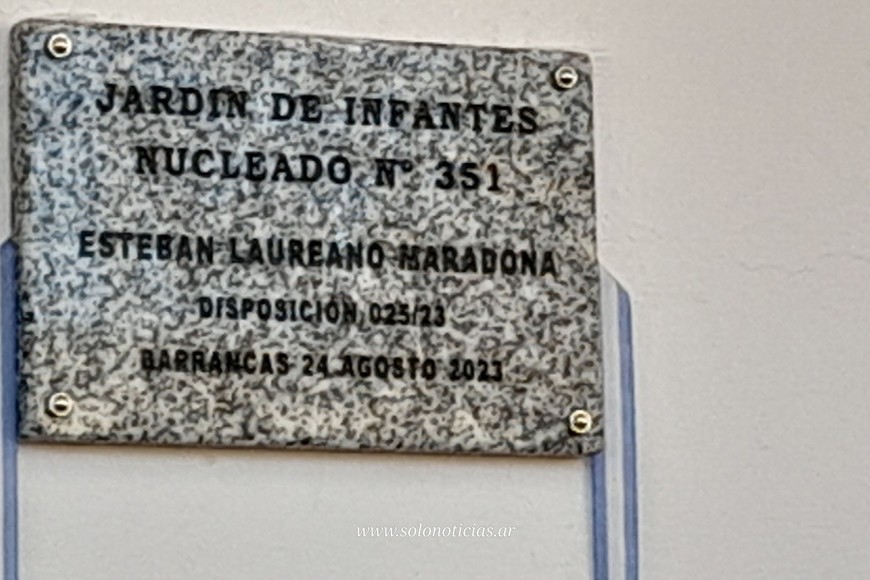 La placa descubierta con el nombre del recordado médico rural, en Barrancas. Crédito: Gustavo Arnese