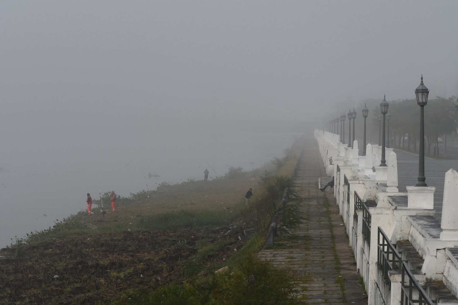 Cuando la temperatura comienza a bajar sobre el agua de la laguna Setúbal se produce un fenómeno que hace que se conforme una espesa niebla.