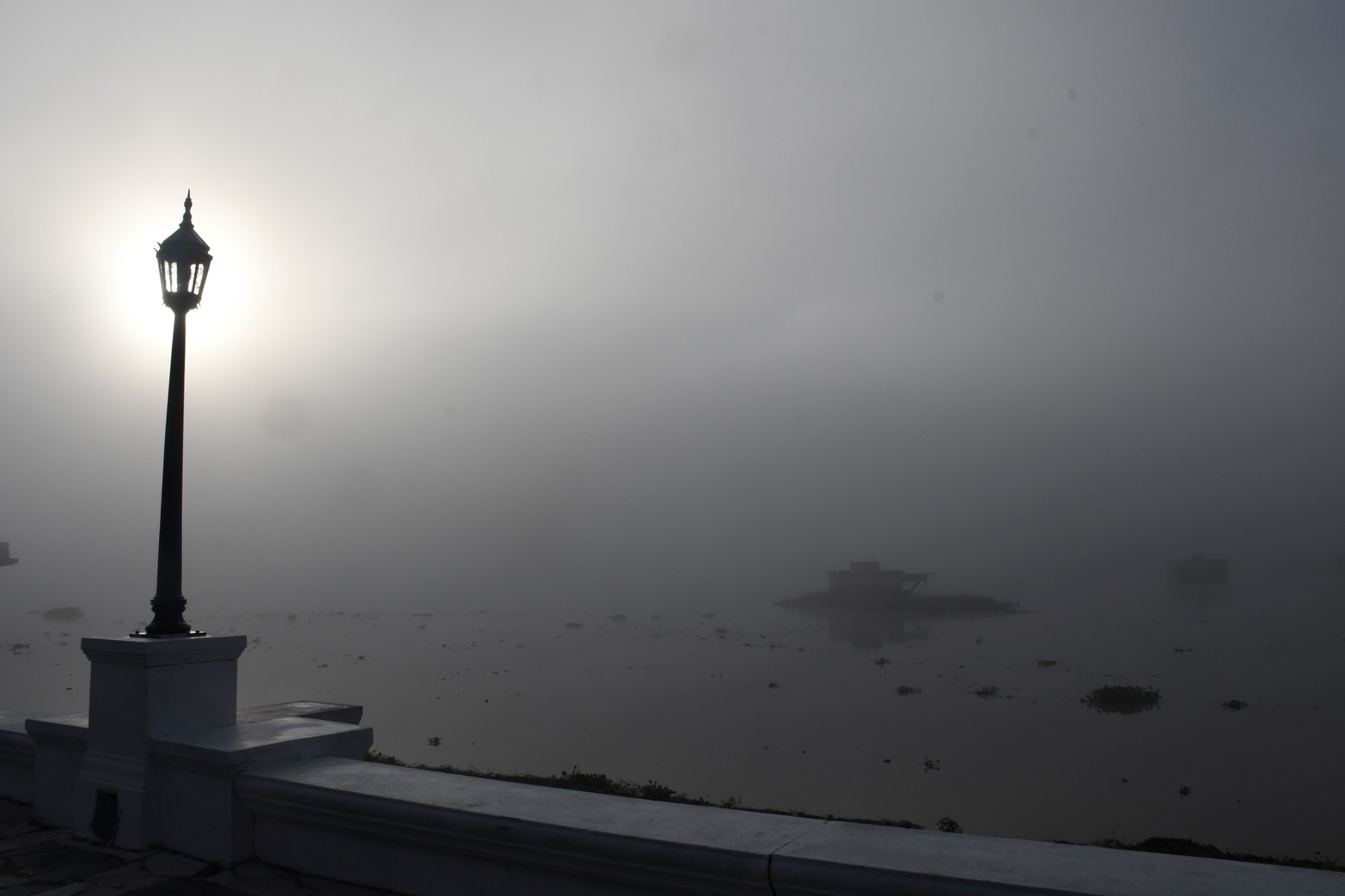 Cuando la temperatura comienza a bajar sobre el agua de la laguna Setúbal se produce un fenómeno que hace que se conforme una espesa niebla.