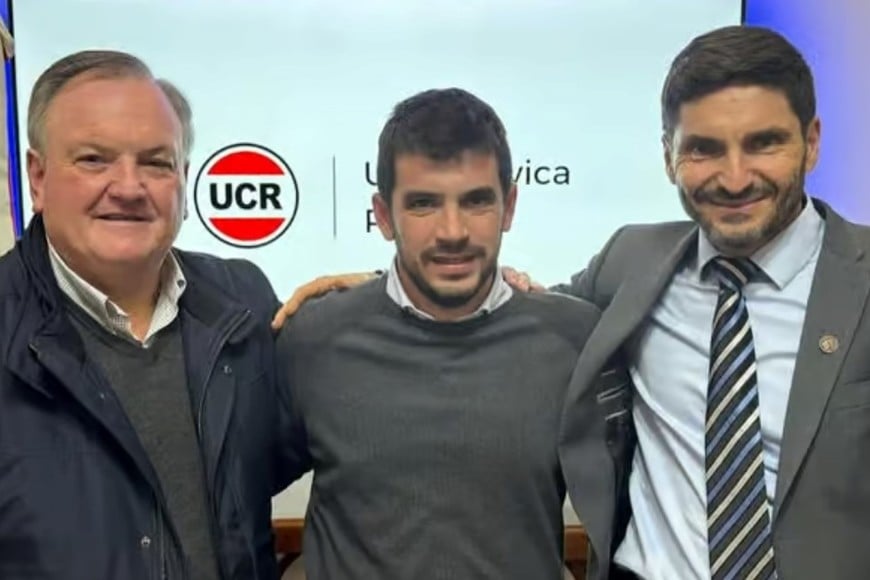Leonel Chiarella (centro) junto a Felipe Michlig (izquierda) y Maximiliano Pullaro (derecha).