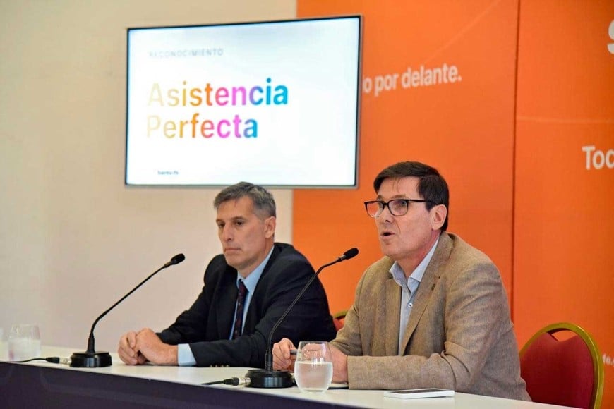 Pablo Olivares, ministro de Economía junto a José Goity, titular de Educación en la provincia.