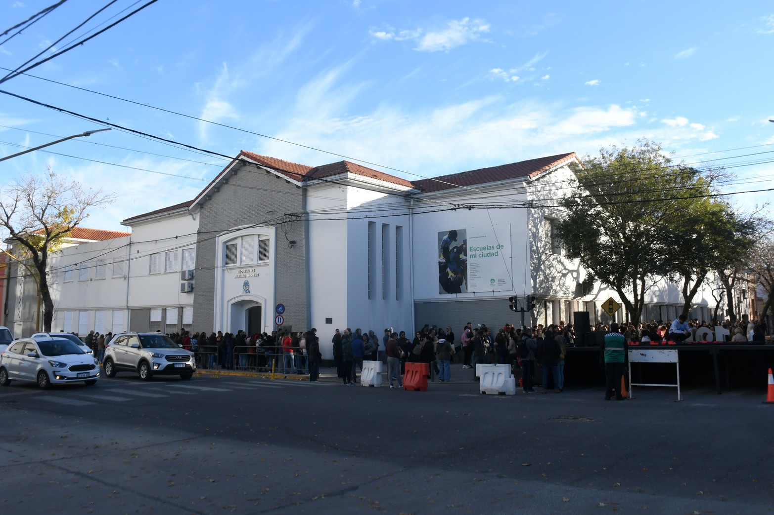 La escuela Mariano Moreno cumplió 125 años de su fundación y lo festejo con un acto y descubrimiento de placas.