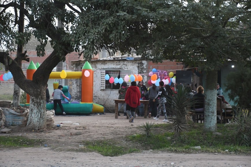 El cumpleaños infantil, con sus chicos, los globos y la torta que se acerca.