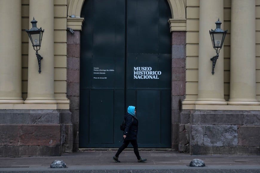 (240515) -- SANTIAGO, 15 mayo, 2024 (Xinhua) -- Una mujer porta ropa abrigadora mientras camina por una calle durante una ola de frío, en Santiago, capital de Chile, el 15 de mayo de 2024. (Xinhua/Jorge Villegas) (jv) (ah) (ra) (vf)