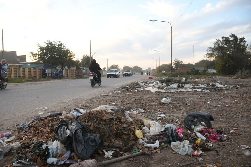 Está en la intersección del bulevar con la Av. Santa Fe. El basural a cielo abierto crece. Puede volverse un problema sanitario, por la proliferación de alimañas.