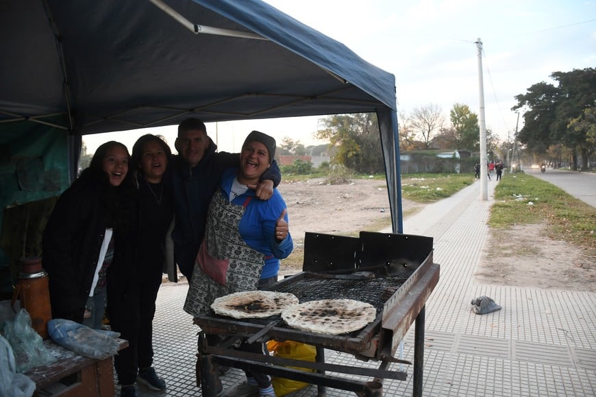 Un puesto de tortas asadas, otra pintoresca postal bien de barrio.