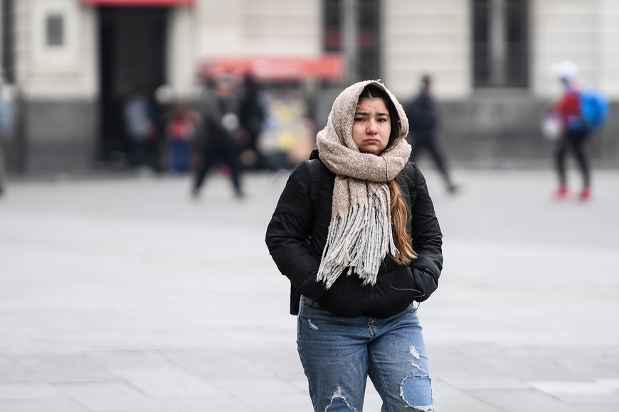 (240515) -- SANTIAGO, 15 mayo, 2024 (Xinhua) -- Una mujer porta ropa abrigadora mientras camina por una calle durante una ola de frío, en Santiago, capital de Chile, el 15 de mayo de 2024. (Xinhua/Jorge Villegas) (jv) (ah) (ra) (vf)