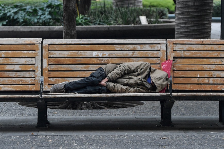 (240515) -- SANTIAGO, 15 mayo, 2024 (Xinhua) -- Una persona porta ropa abrigadora mientras descansa en una banca durante una ola de frío, en Santiago, capital de Chile, el 15 de mayo de 2024. (Xinhua/Jorge Villegas) (jv) (ah) (ra) (vf)