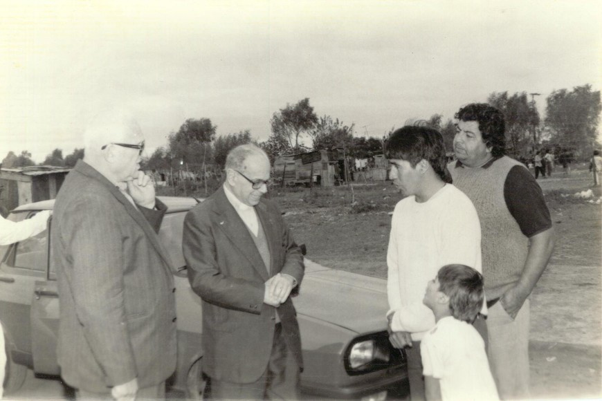De Nevares con los vecinos del barrio La Loma. Fue un 25 de mayo de 1994. A su lado, el padre Atilio Rosso, fundador del Movimiento los Sin Techo.