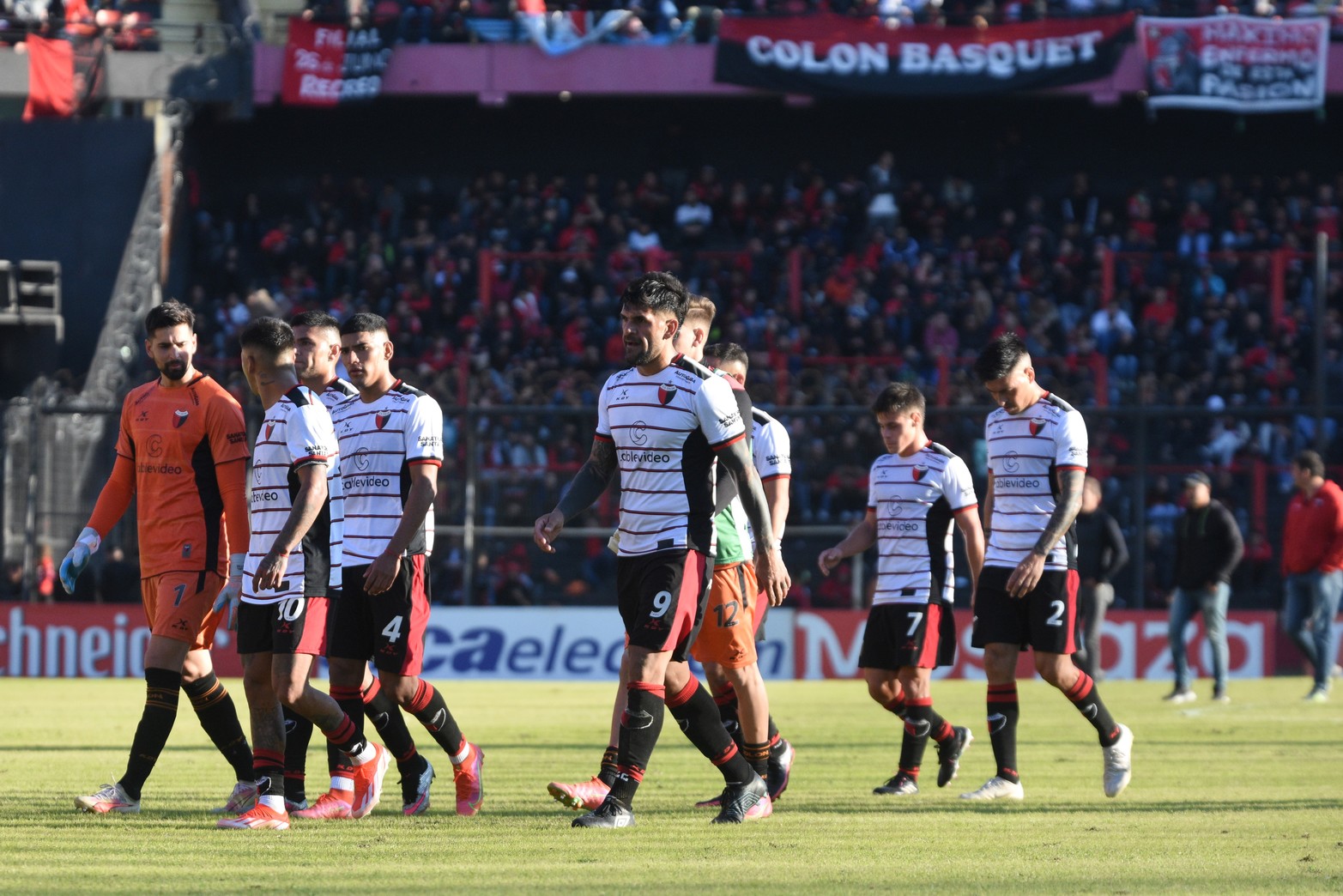 Final del primer tiempo. Un equipo que no pudo concretar jugadas colectivas. Las gambetas de Braian Guille no sumaron. 