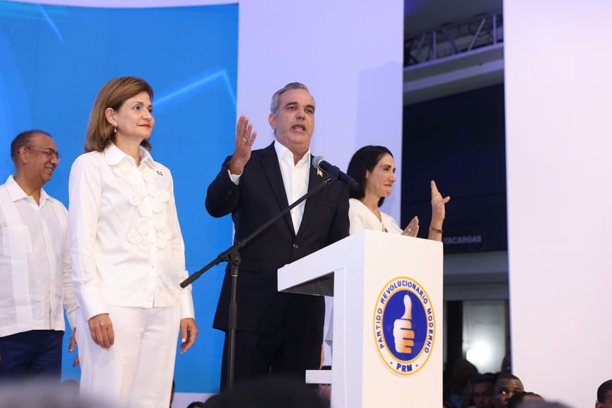 (240519) -- SANTO DOMINGO, 19 mayo, 2024 (Xinhua) -- El actual presidente y candidato del Partido Revolucionario Moderno, Luis Abinader (c), pronuncia un discurso ante sus simpatizantes luego de las elecciones presidenciales, en Santo Domingo, capital de República Dominicana, el 19 de mayo de 2024. Abinader declaró la noche del domingo su triunfo virtual en la elección presidencial realizada el domingo en República Dominicana, según resultados preliminares del proceso. (Xinhua/Li Mengxin) (vf) (ce)