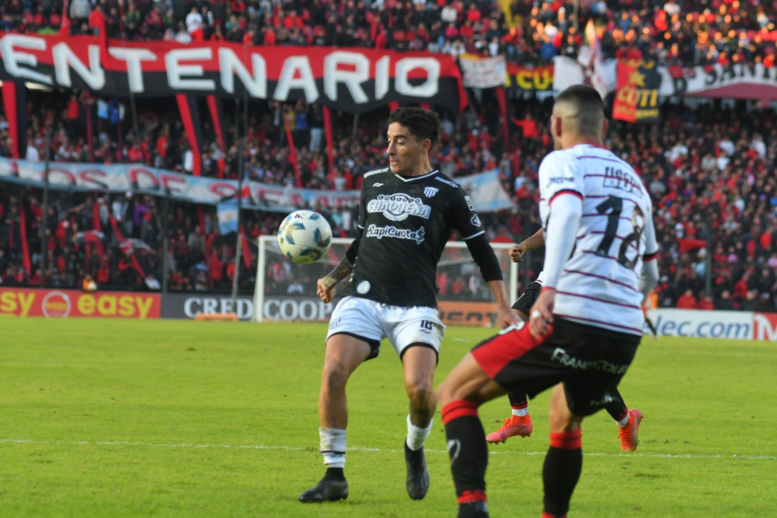 El momento preciso. Una mano insólita. La pelota salía del área grande y Lucero, en una acción que no se entiende, la toca con la mano derecha. 