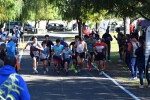 La largada de los juveniles masculina. El Campeonato de Milla también es una oportunidad para los nuevos valores del pedestrismo. Créditos: Luis Gómez