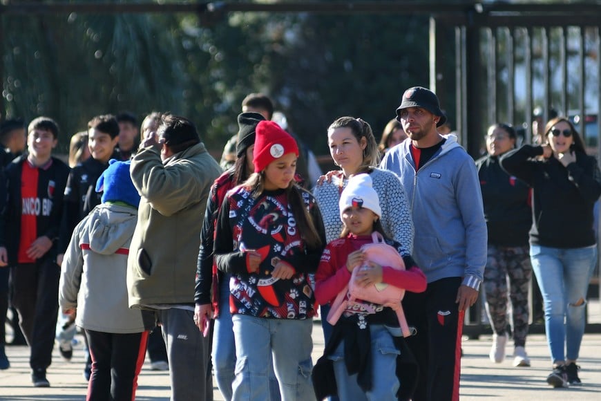 Las  imágenes de los hinchas entre Colón y Chaco For Ever