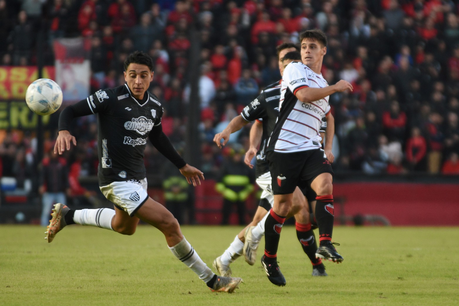 Nicolás Talpone otra vez fue un "corre camino" en el medio campo. 