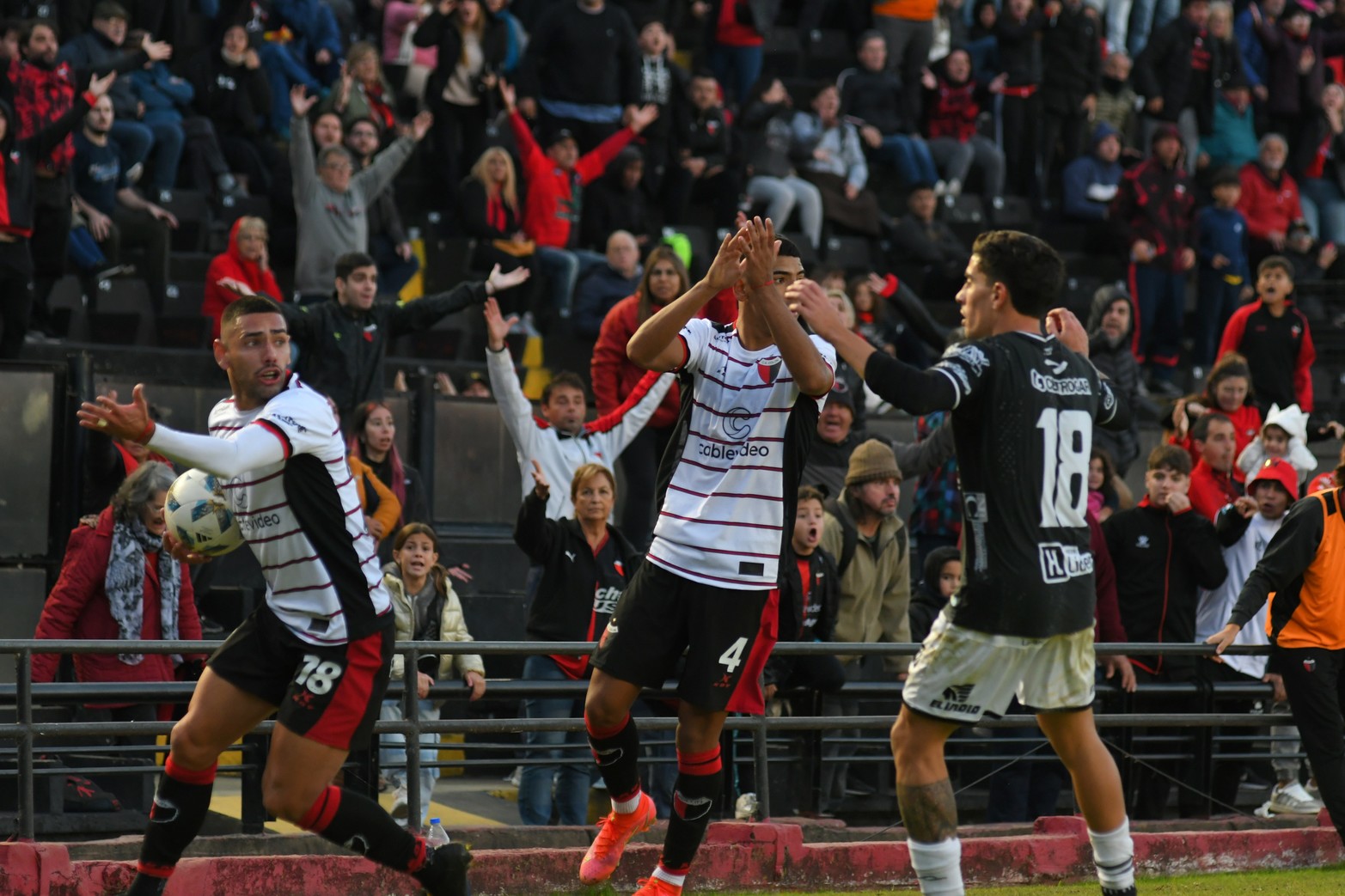 La piden todos. Delgadillo, Herrera y la gente de la platea oeste miran al árbitro para que cobre penal. 