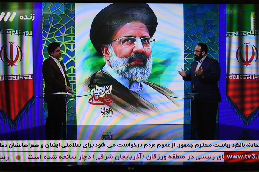 (240519) -- TEHERAN, 19 mayo, 2024 (Xinhua) -- Imagen del 19 de mayo de 2024 de un póster del presidente iraní, Ebrahim Raisi, en la emisión de la televisión nacional iraní. Raisi y el canciller de Irán murieron en un accidente de helicóptero, según medios. (Xinhua/Shadati) (vf) (ce)