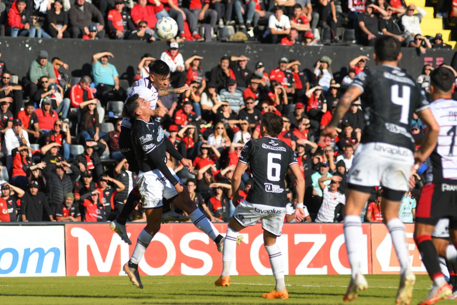 Dos cabezazos en el área no siempre son gol. En una jugada del primer tiempo Paolo Goltz gana arriba y luego Ignacio Lagos volverá a cabecear sin fuerza. 