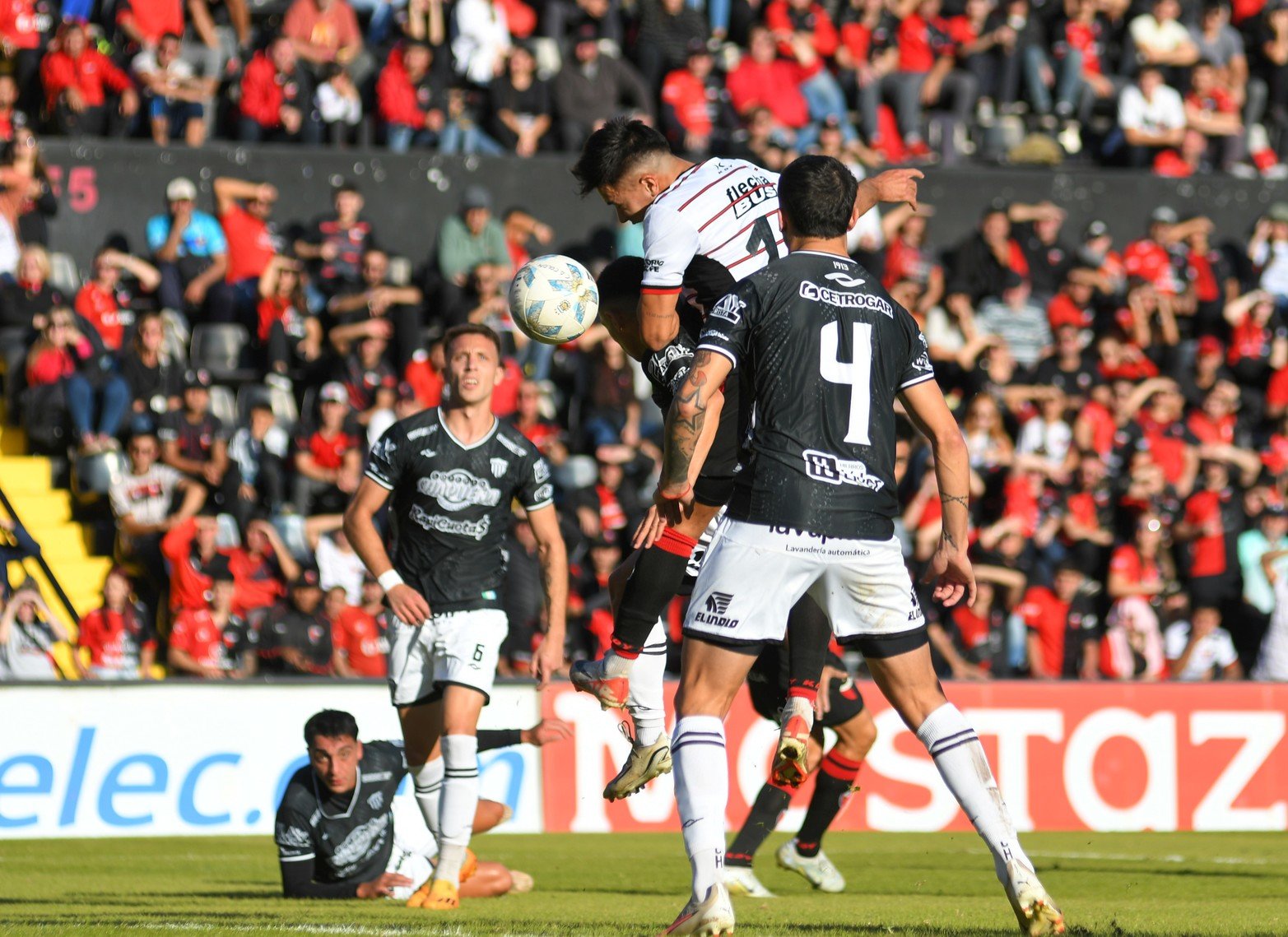 Dos cabezazos en el área no siempre son gol. En una jugada del primer tiempo Paolo Goltz gana arriba y luego Ignacio Lagos volverá a cabecear sin fuerza. 