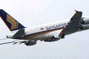 El aparato, un Boeing 777-300 ER, partió del aeropuerto londinense de Heathrow con destino a la ciudad Estado asiática.