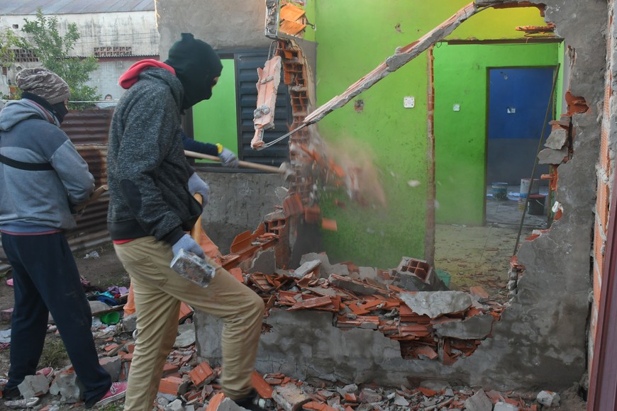 La destrucción de los bunkers ubicados en barrio Barranquitas se concretó el lunes por la mañana. Créditos: Flavio Raina.