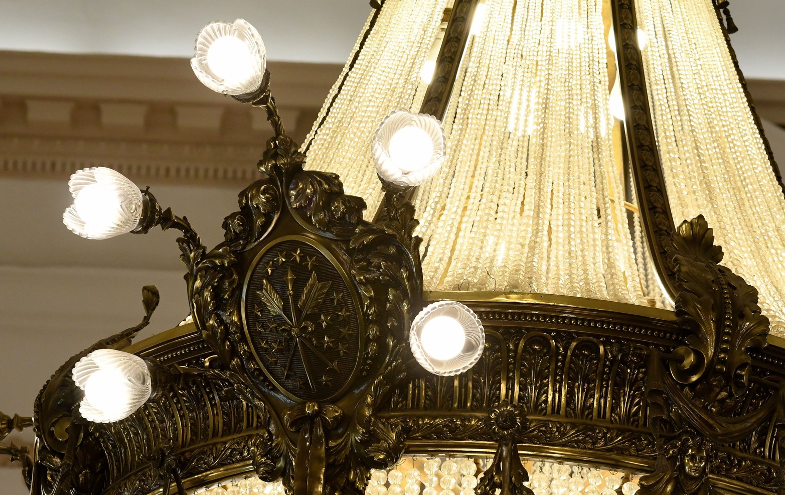La ornamentación de una de las arañas de iluminación que se se encuentra en el Salón Blanco de Casa de Gobierno. 