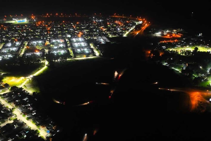 Desde el drone de El Litoral. El sur de la ciudad de Santa Fe con algunos sectores a oscuras. Foto: Fernando Nicola