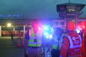 Los equipos de rescate esperan a los pasajeros del vuelo SQ321 de Singapore Airlines en el aeropuerto de Suvarnabhumi de Bangkok