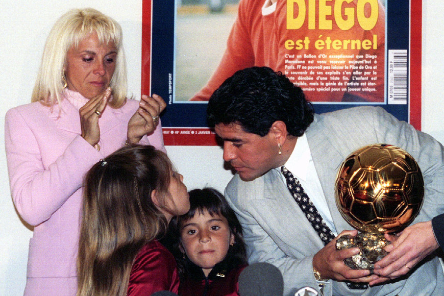 Diego Maradona junto a su familia recibe el balon de oro otorgado por la revista France Football Diego Maradona junto a su familia recibe el balon de oro otorgado por la revista France Football