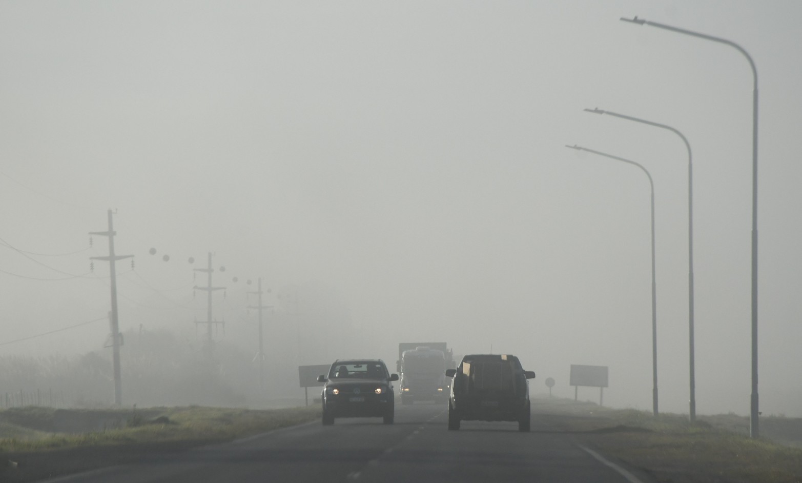 Las mañanas frescas y las primera nieblas. La ruta de acceso al aeropuerto de Sauce Viejo esta semana mostró este aspecto. Piden circular con precaución. 