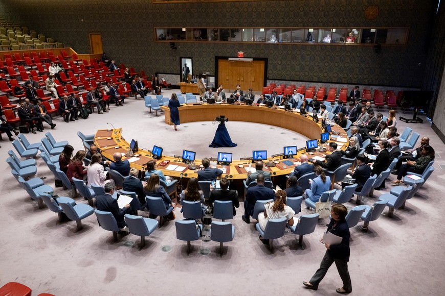 (240521) -- NACIONES UNIDAS, 21 mayo, 2024 (Xinhua) -- Imagen del 20 de mayo de 2024 del Consejo de Seguridad de la ONU sosteniendo una reunión sobre la situación en Gaza en la sede de la ONU, en Nueva York. El coordinador especial de la ONU para el Proceso de Paz de Medio Oriente, Tor Wennesland, pidió el lunes la reanudación de las negociaciones entre Israel y Hamás. (Xinhua/Manuel Elias/UN Photo) (oa) (ah) (vf)