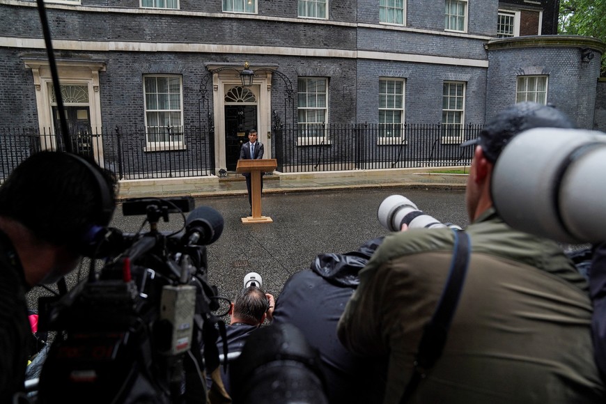 British Prime Minister Rishi Sunak delivers a speech calling for a general election, outside Number 10 Downing Street, in London, Britain, May 22, 2024. REUTERS/Maja Smiejkowska