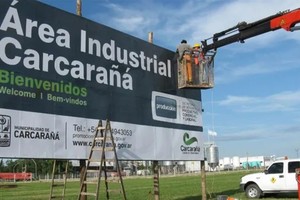 El parque industrial de Carcarañá se encuentra ubicado en la entrada de la ciudad, sobre la vieja ruta nacional 9. Dentro del predio hay alrededor de 10 empresas en las que trabajan 300 personas.
