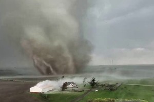 Un poderoso tornado arrasó una pequeña ciudad de Iowa.