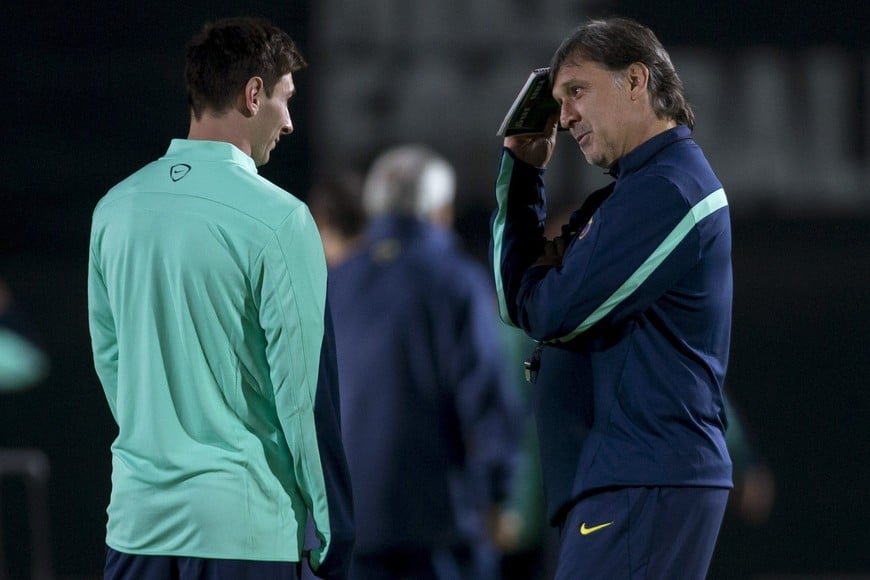 El Tata Martino junto a Messi, cuando ambos estaban en Barcelona.