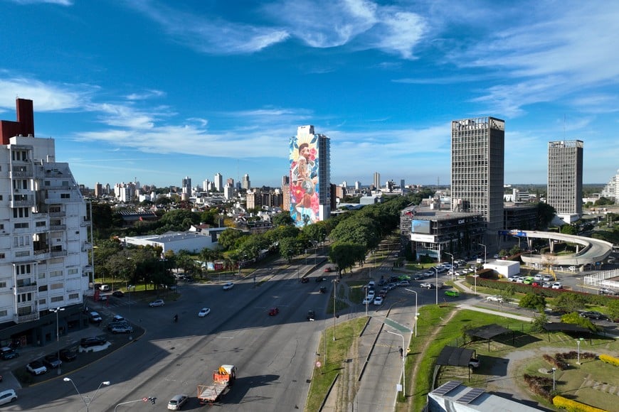 El gran mural está en el edificio CAM 100, ubicado en la esquina que conforman la avenida Leandro L. Alem y calle Alvear, a pocos metros del microcentro y la zona portuaria. Crédito: Fernando Nicola