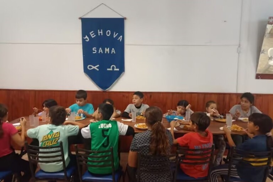 Niños y niñas de diferentes barrios asisten cada sábado para disfrutar de un nutritivo almuerzo.