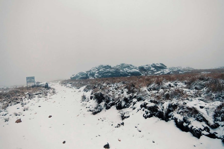 Todo blanco, el manto de nieve se hizo sentir en las altas cumbres cordobesas. Foto: @JereSueldo
