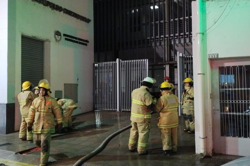 Los bomberos simulan un incendio en el edificio del Instituto del Profesorado, en calle San Martín.
