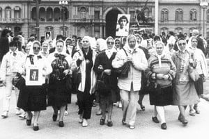 Los pañuelos blancos de Madres y Abuelas de Plaza de Mayo son un símbolo de resistencia política a la dictadura militar.