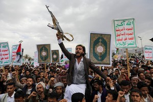 Manifestantes, en su mayoría partidarios hutíes, se manifiestan para mostrar solidaridad con los palestinos en Gaza, en Saná, Yemen.