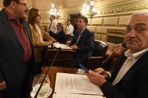 Rubén Pirola presentó un proyecto de ley que ha hecho de la excepción la regla, debido a las sucesivas crisis económicas. El senador por Las Colonias firmó el proyecto junto a los integrantes del bloque del PJ que lidera, entre ellos, Alcides Calvo (Castellanos), Eduardo Rosconi (Caseros) y Armando Traferri (San Lorenzo). Créditos: Luis Cetraro