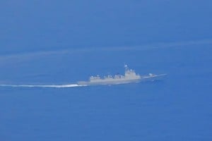 El Ministerio de Defensa de Taiwán informó que el viernes había detectado 62 aviones militares chinos y 27 buques de la Armada, incluidos 46 aviones que cruzaron la línea mediana del estrecho de Taiwán, que anteriormente servía de barrera no oficial entre ambas partes.