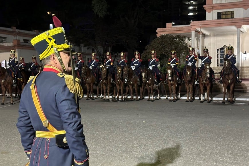 La ceremonia, cargada de simbolismo y patriotismo, tuvo lugar frente al Cabildo.