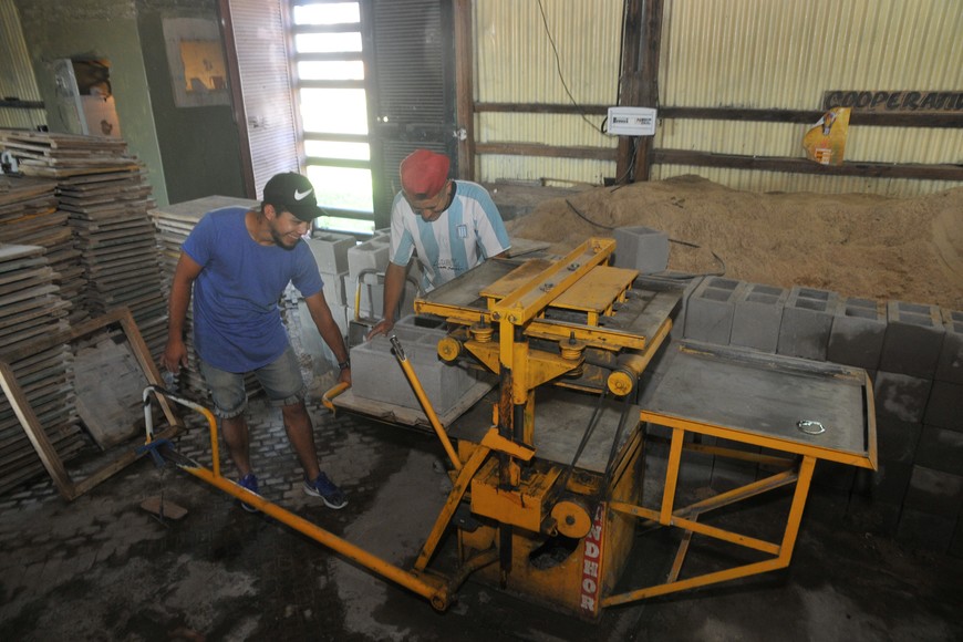 El registro gráfico es de 2018, y muestra a dos personas trabajando en la producción de ladrillos en la Cooperativa San Cayetano.