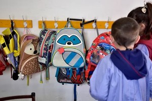 En Argentina la educación es obligatoria desde los 4 años, los tutores y el Estado están obligados a cumplir con esta responsabilidad. En dicho contexto, los Jardines de Infantes se presentan como verdaderas escuelas del nivel inicial.